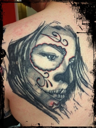 Sugar Skull portrait Tattoo auf dem Rücken von einem Mann