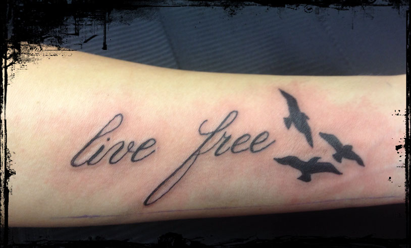 live free tattoo auf Unterarm