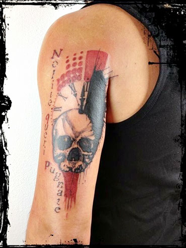 TRASH-POLKA tattoo auf einem Oberarm
