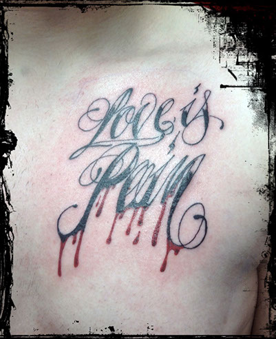 Tattoo Lettering: Love is Pain auf der Brust eines Manns